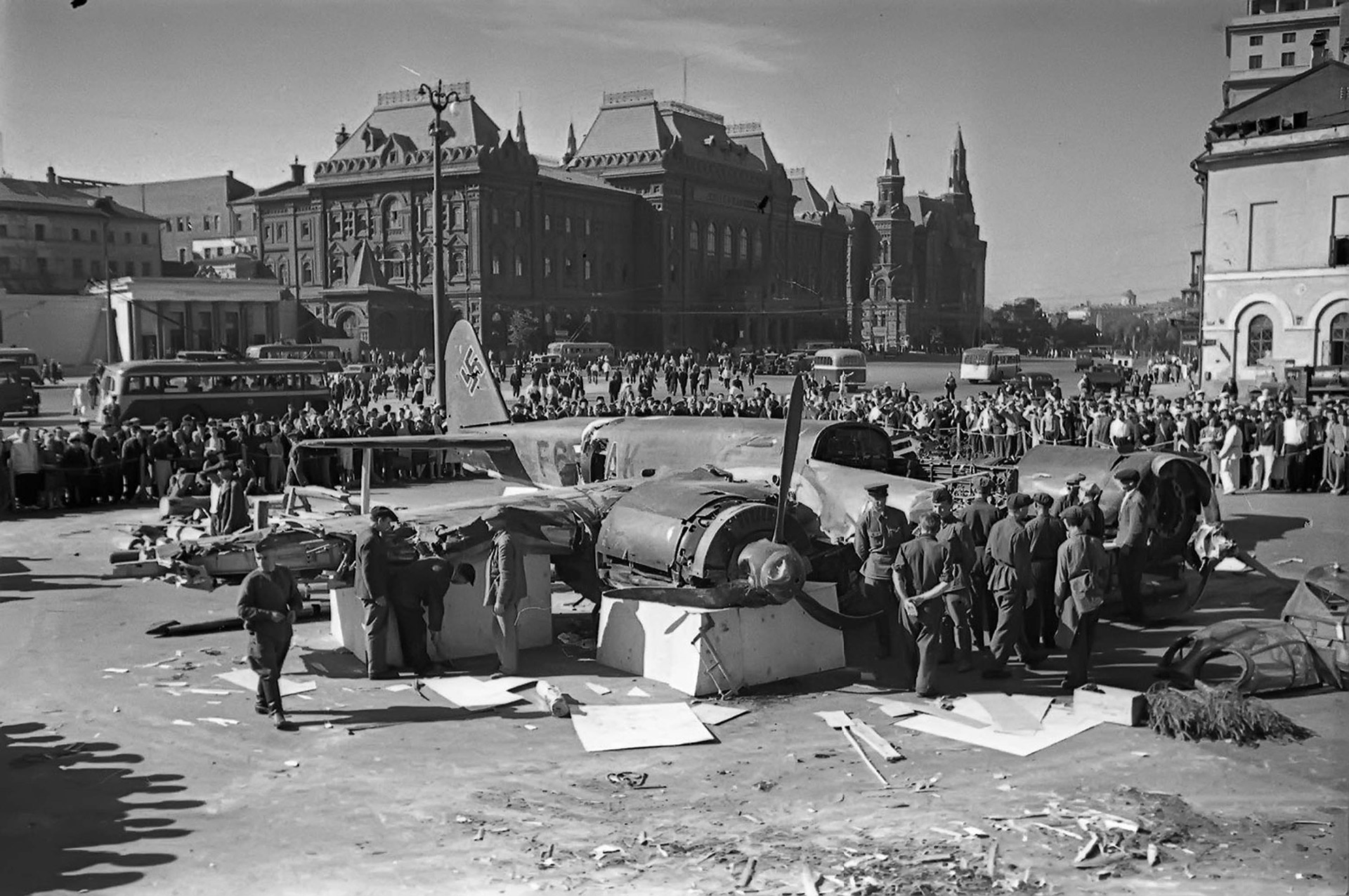 Junkers Ju-88 на пл. Свердлова в Москве. 25 июля 1941.