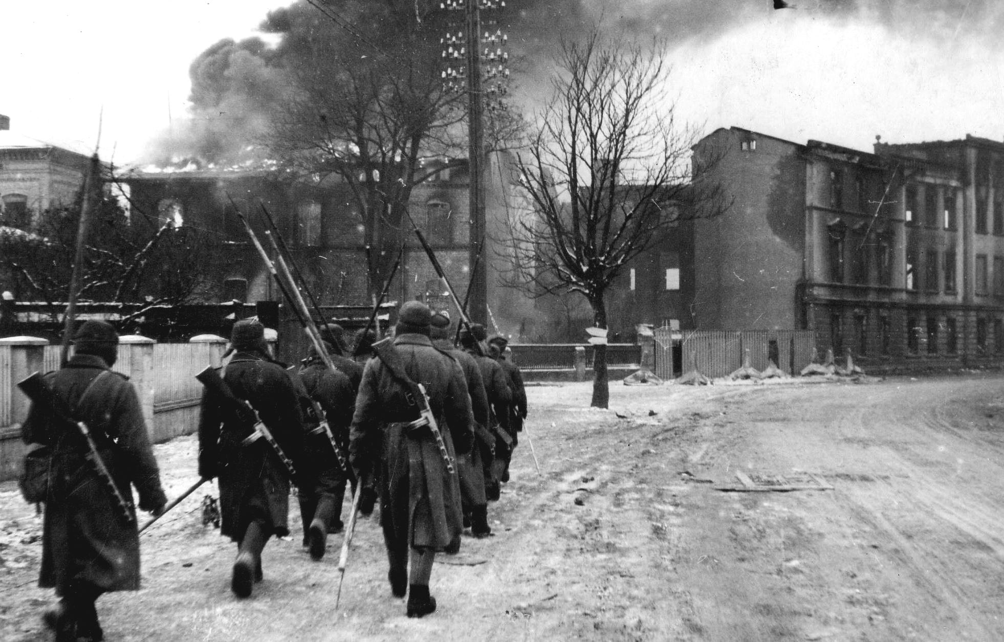 Саперы РККА на улицах Инстербурга, Восточная Пруссия. Январь 1945 года.