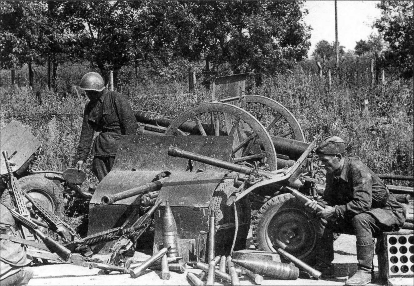 Солдаты Красной армии осматривают трофеи. Сентябрь, 1941 год.